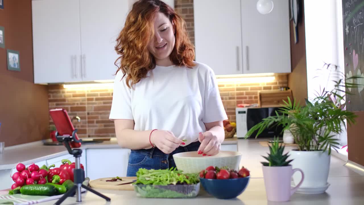 年轻女子在厨房里对着镜头讲述菜谱。