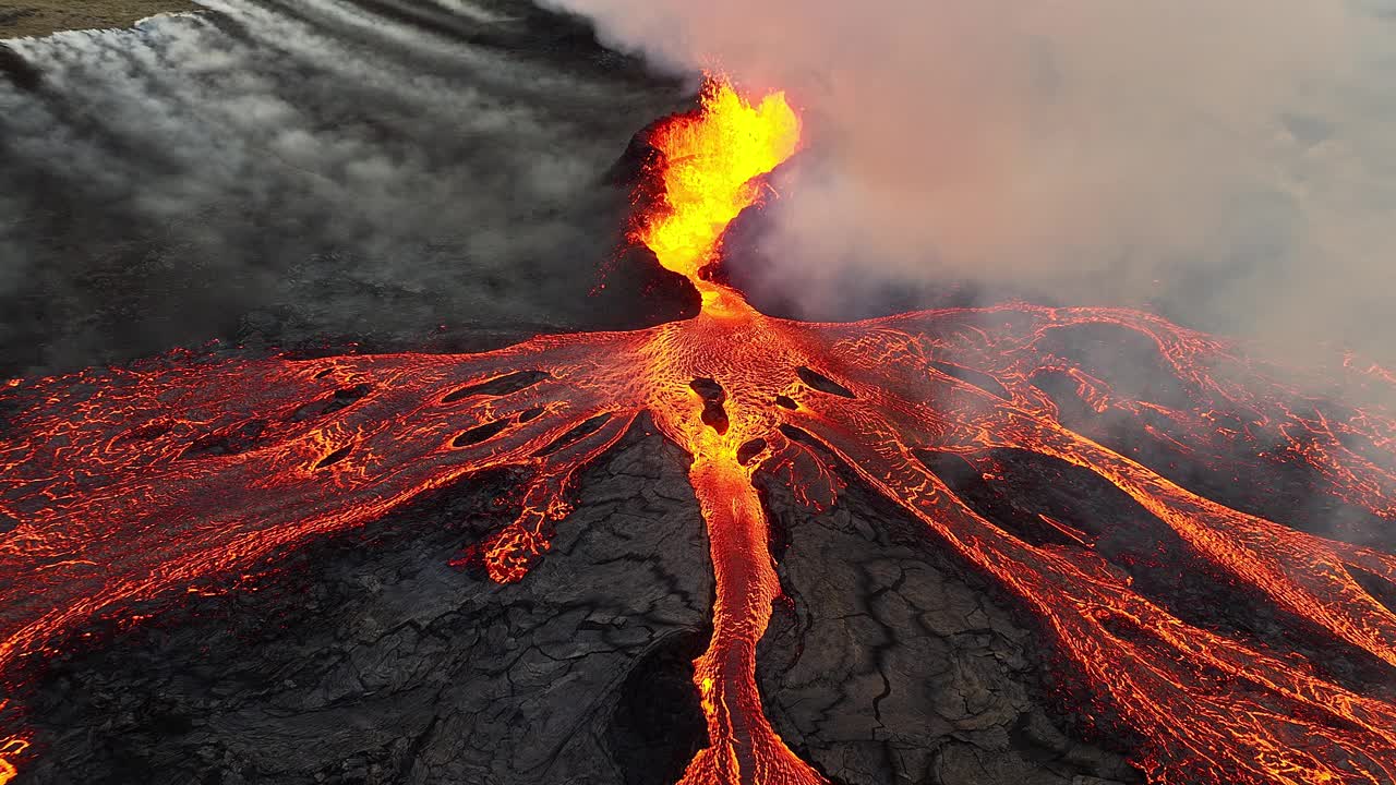 火山喷发，炽热的熔岩从地面喷出，无人机飞越活跃的火山口。2023年冰岛lili hutur火山喷发。
