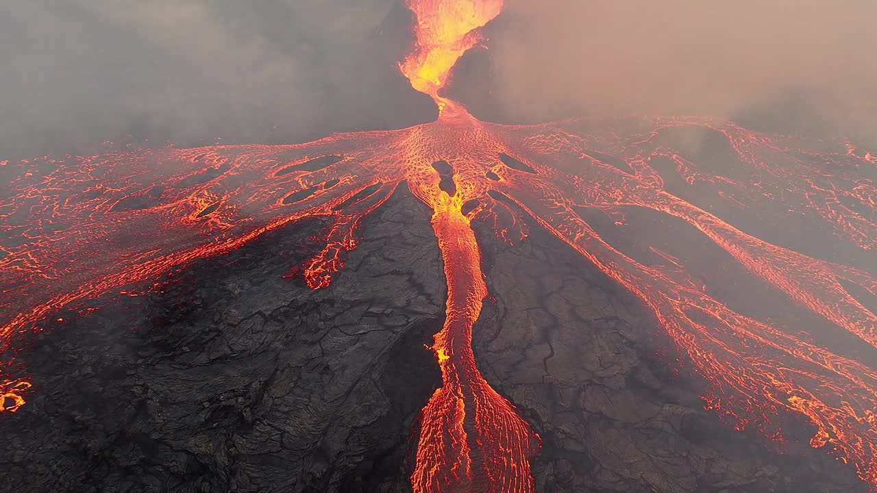 详情图-火山喷发，炽热的熔岩从地面喷出，无人机飞越活跃的火山口。2023年冰岛lili,hutur火山喷发。