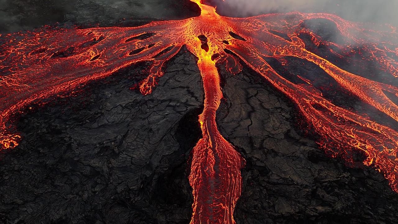 详情图-火山喷发，炽热的熔岩从地面喷出，无人机飞越活跃的火山口。2023年冰岛lili,hutur火山喷发。