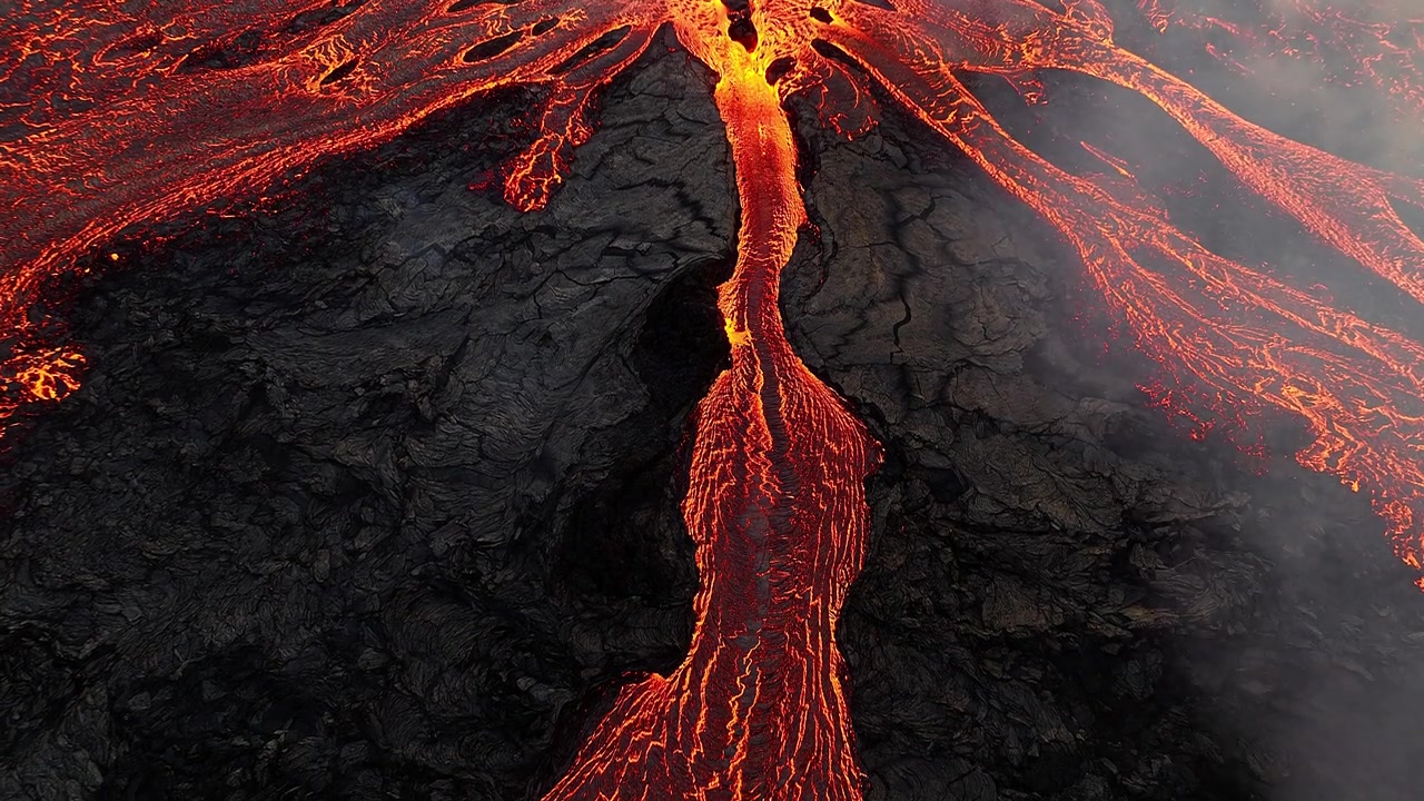 详情图-火山喷发，炽热的熔岩从地面喷出，无人机飞越活跃的火山口。2023年冰岛lili,hutur火山喷发。