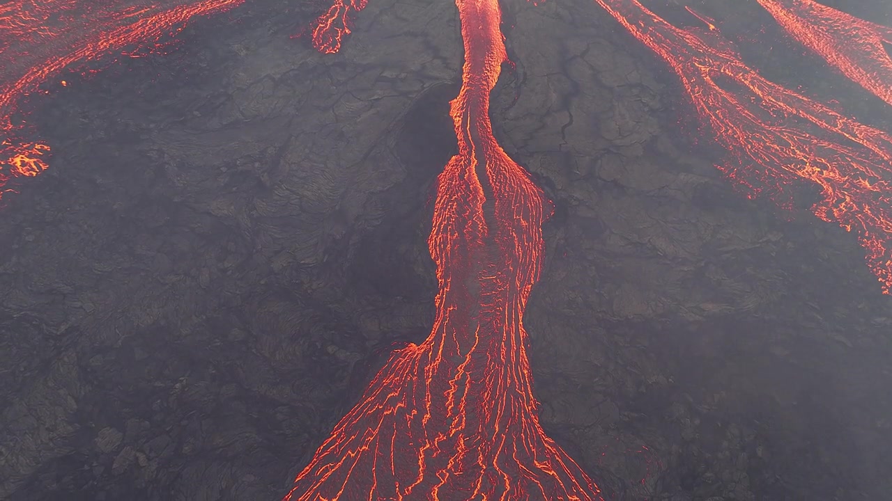 详情图-火山喷发，炽热的熔岩从地面喷出，无人机飞越活跃的火山口。2023年冰岛lili,hutur火山喷发。