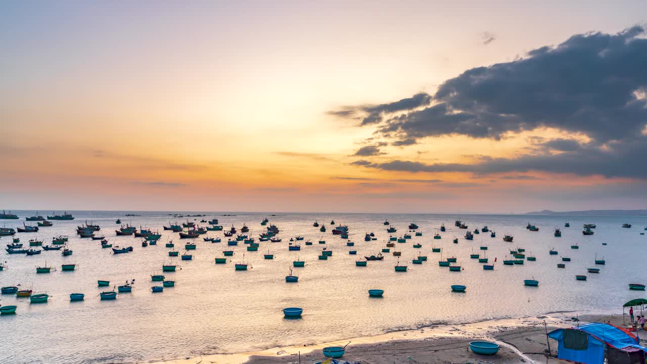 夕阳下的梅尼渔村
