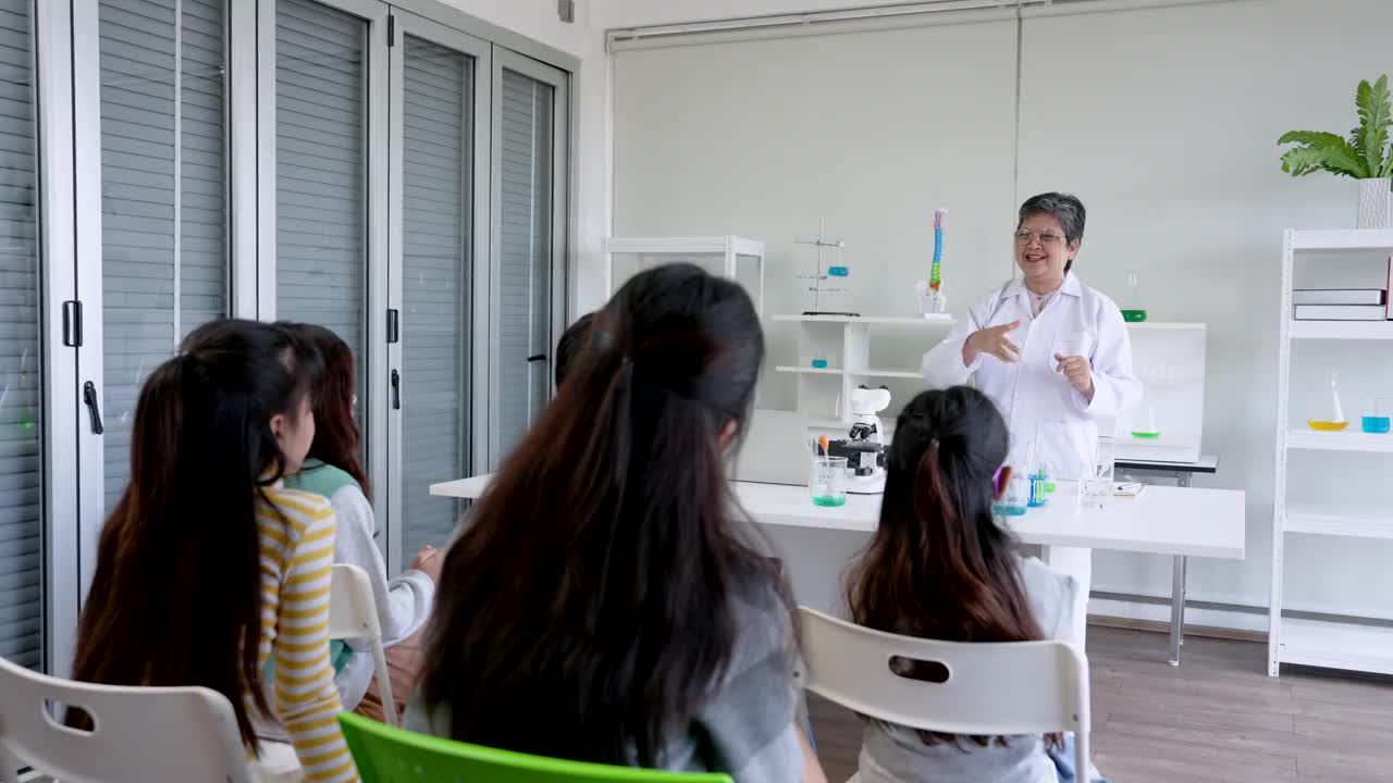 在科学教室里，学生们聚精会神地坐着学习，在上课前争先恐后地回答老师关于过去实验的问题，因为老师喜欢让学生参与其中。