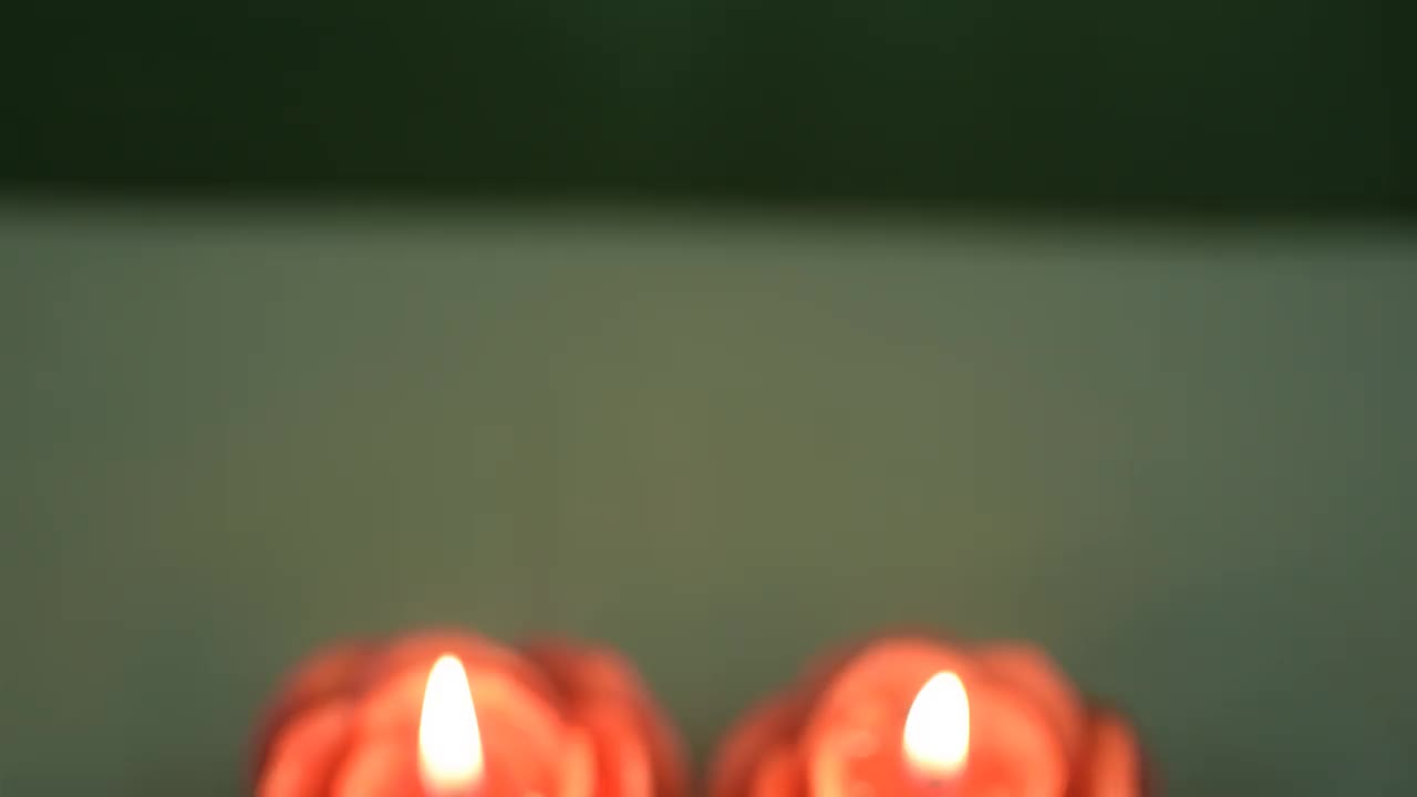 情人节的烛光颤抖着，散发着浪漫的光芒