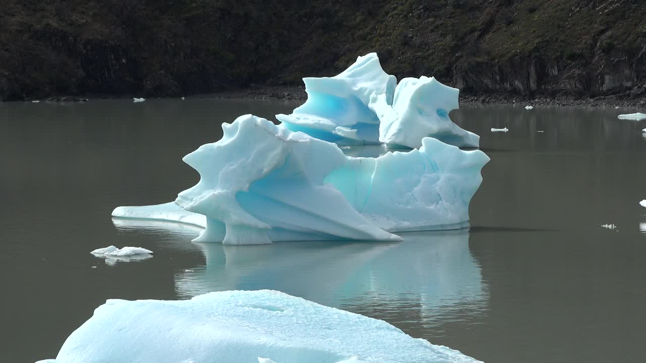 冰川和冰山。全球变暖，气候和天气变化。地球平均气温的上升导致了北极和南极冰川的融化和冰山的形成。