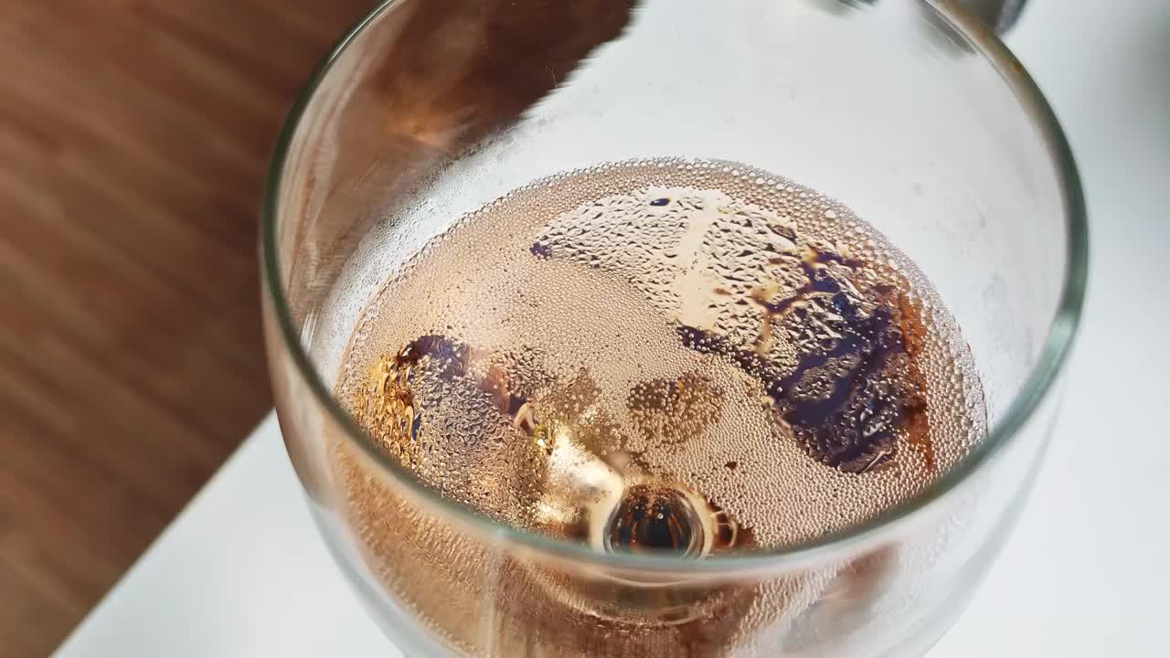 玻璃杯中香槟气泡纹理的慢动作