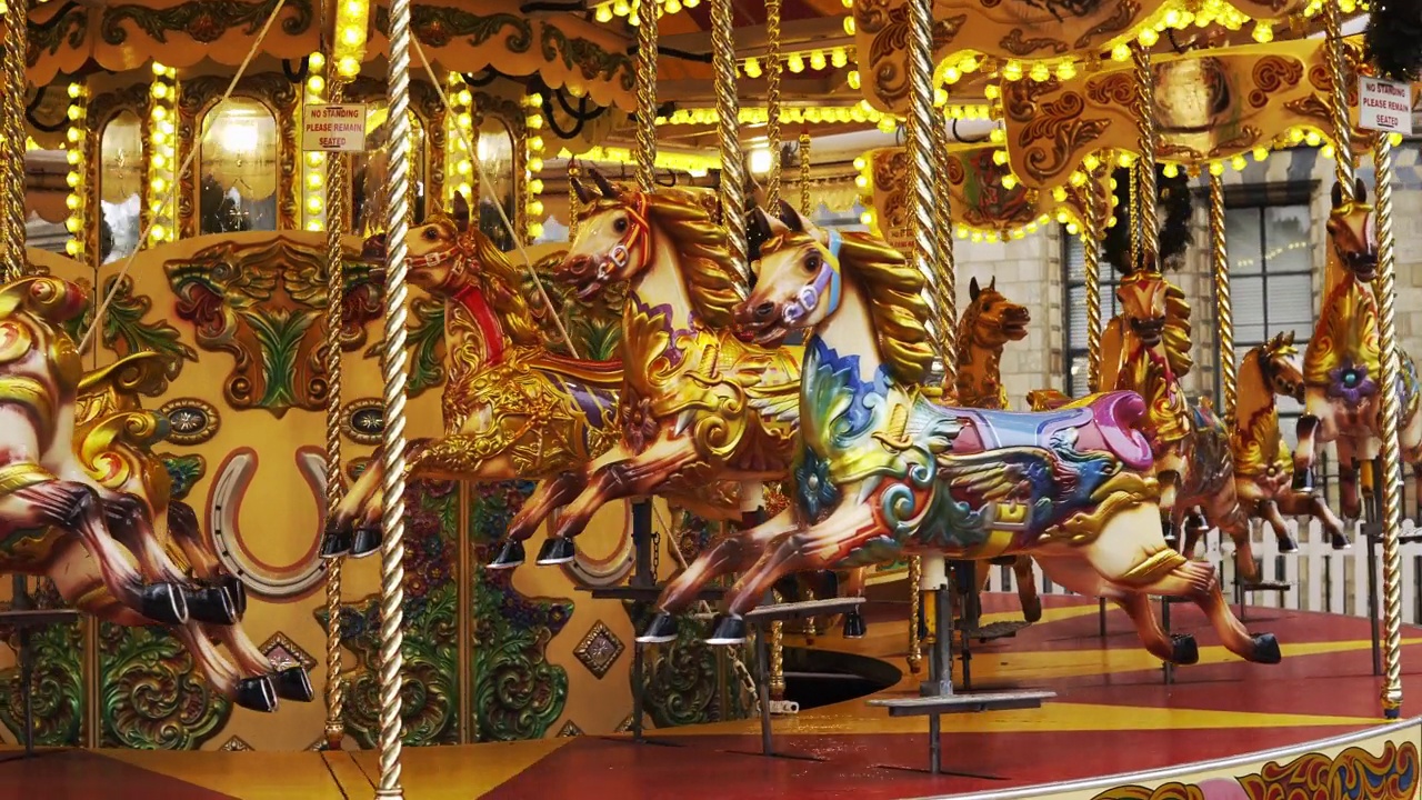 詳情圖-旋轉(zhuǎn)木馬金色的燈光模糊的背景