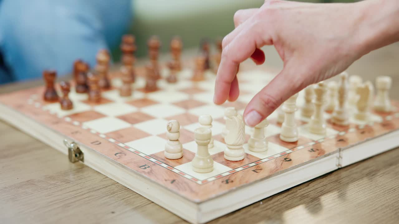 棋，手和骑士在一个家与卒，棋盘游戏和策略开发厂。桌子，棋盘和竞争计划的比赛移动与挑战的人在一个房子里玩