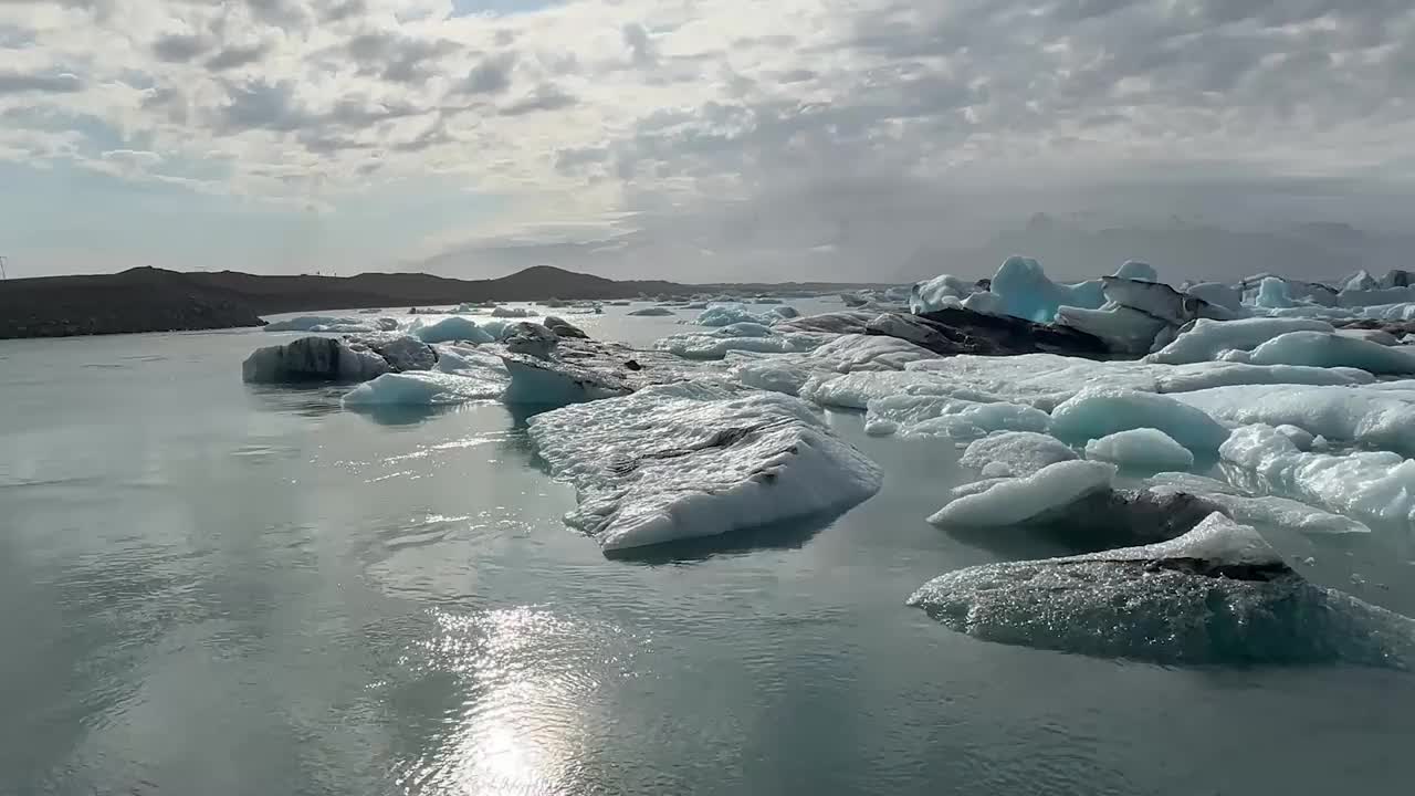 冰岛的Jokulsarlon冰川泻湖。