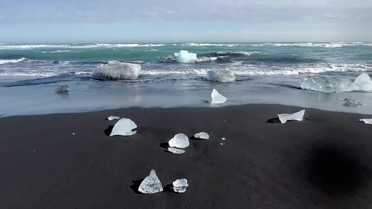 冰岛的钻石海滩。同样著名的是Jökulsárlón冰川泻湖，就在海滩对面的街道上。