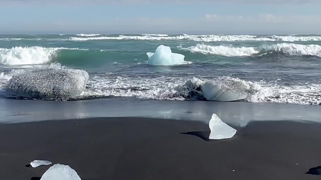 冰岛的钻石海滩。同样著名的是Jökulsárlón冰川泻湖，就在海滩对面的街道上。