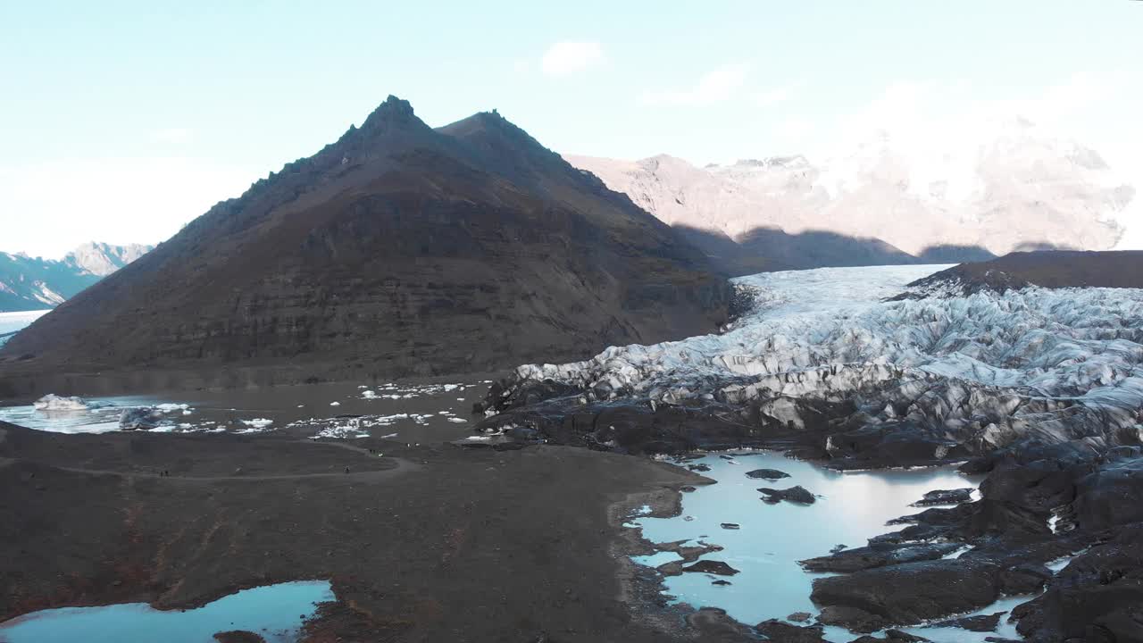 冰岛Svínafellsjökull冰川的潮湿泥泞地面和冰碛。