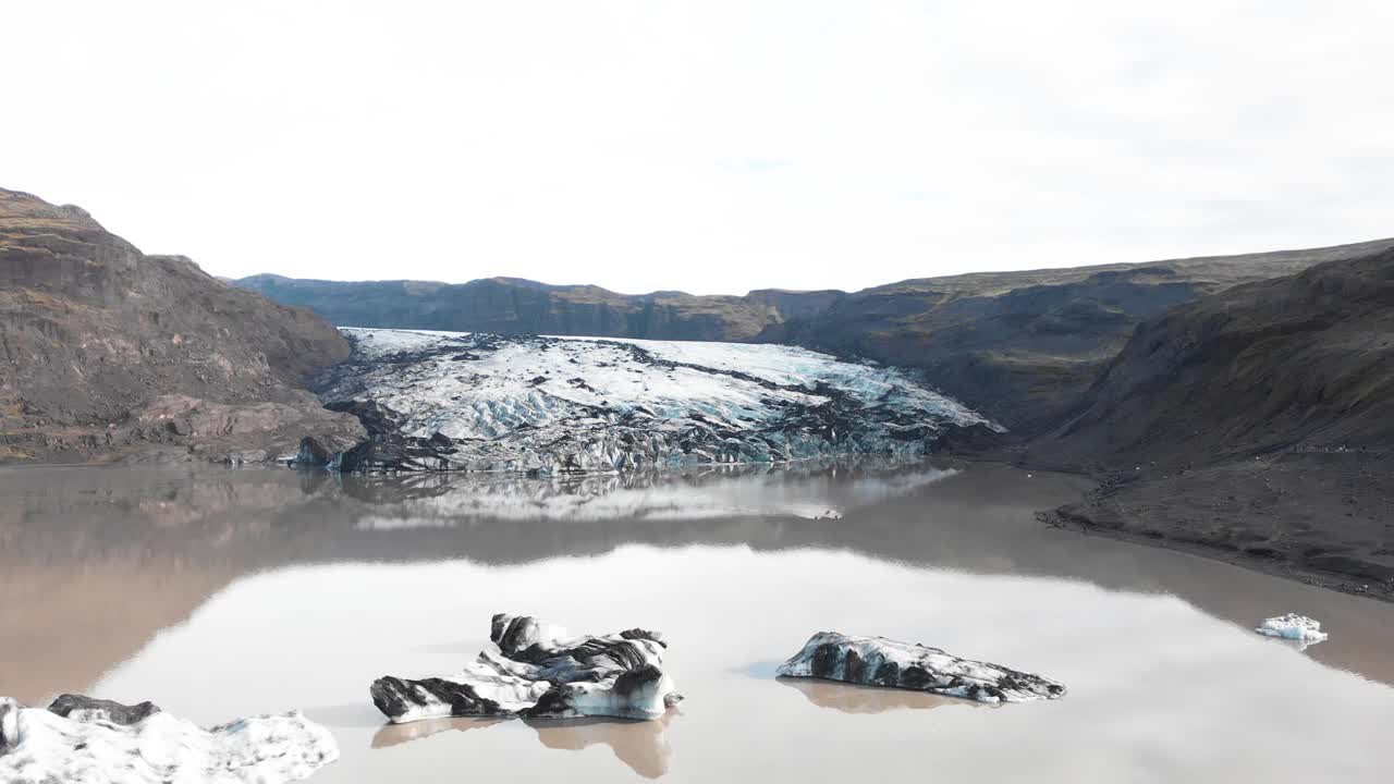 在冰岛Solheimajokull冰川泥泞的冰碛湖中划皮艇。