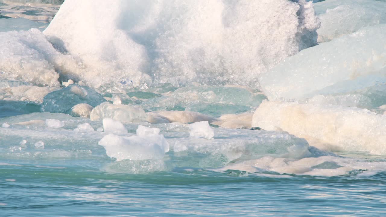 漂浮的浮冰和冰山在强大的海水流中漂流。