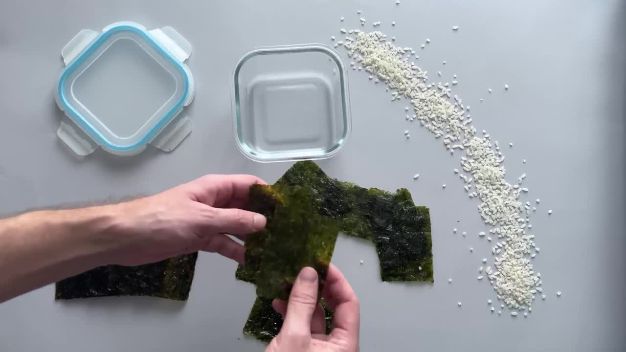 紫菜片放在一个容器里