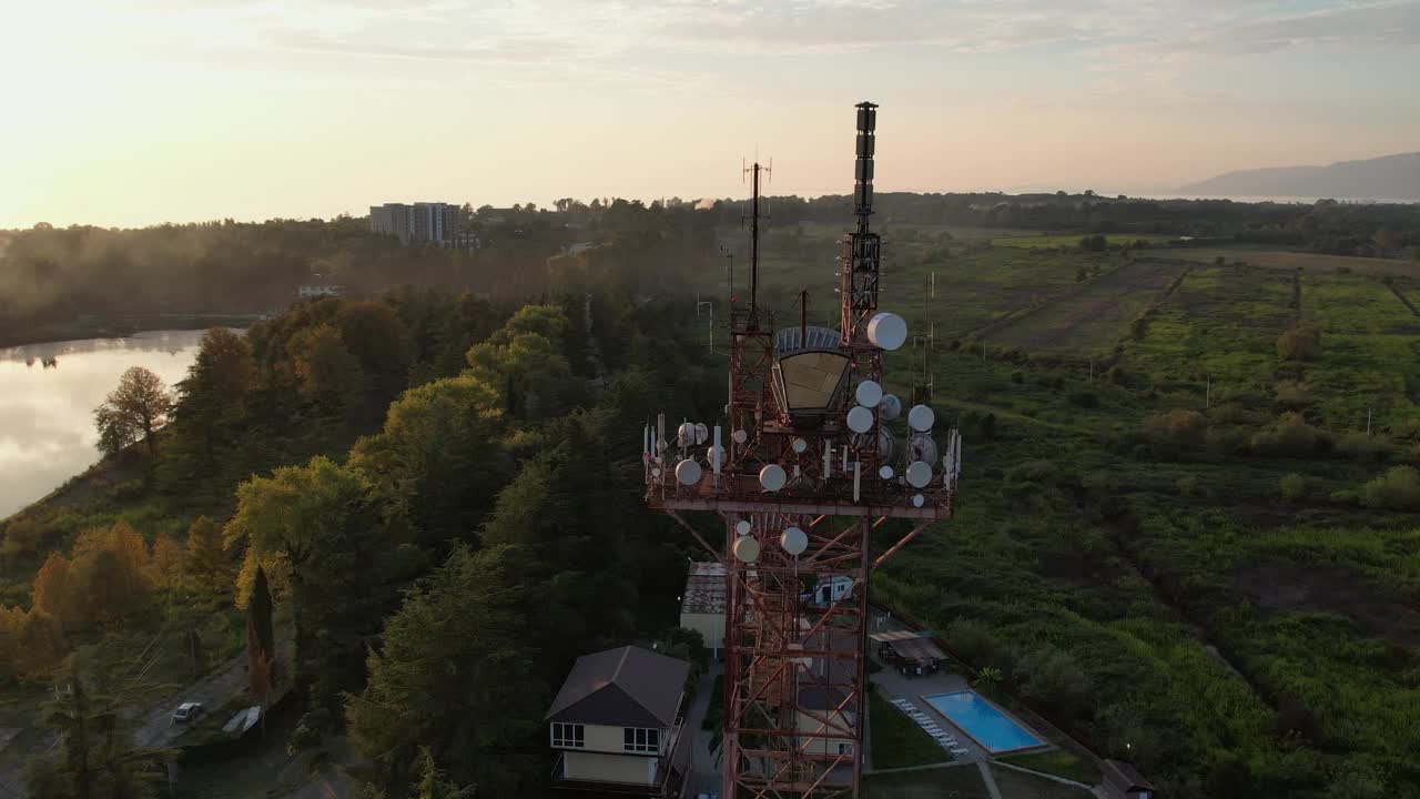 无线电塔金属塔中继器红色白色圆形天线