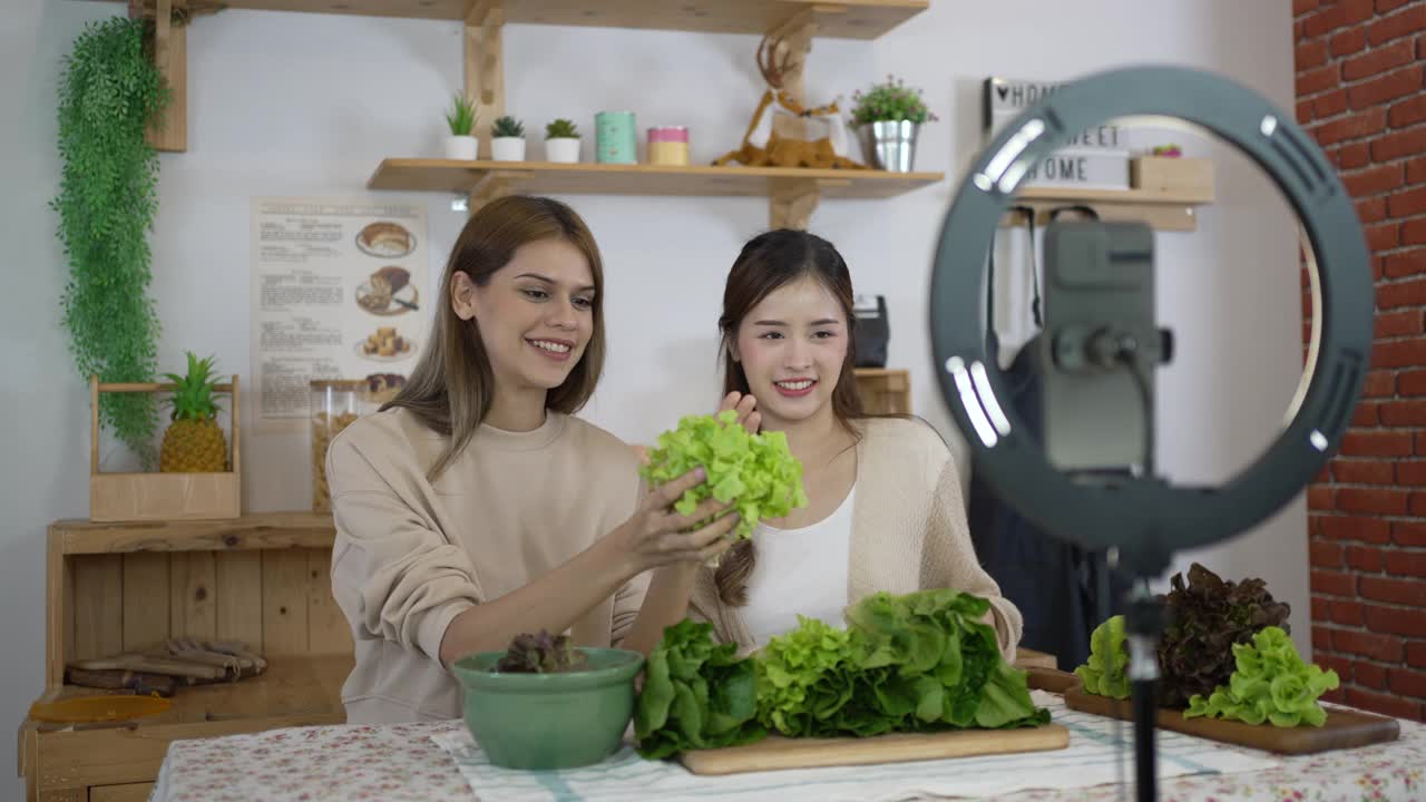 《漂亮女人》正在直播销售健康食品。