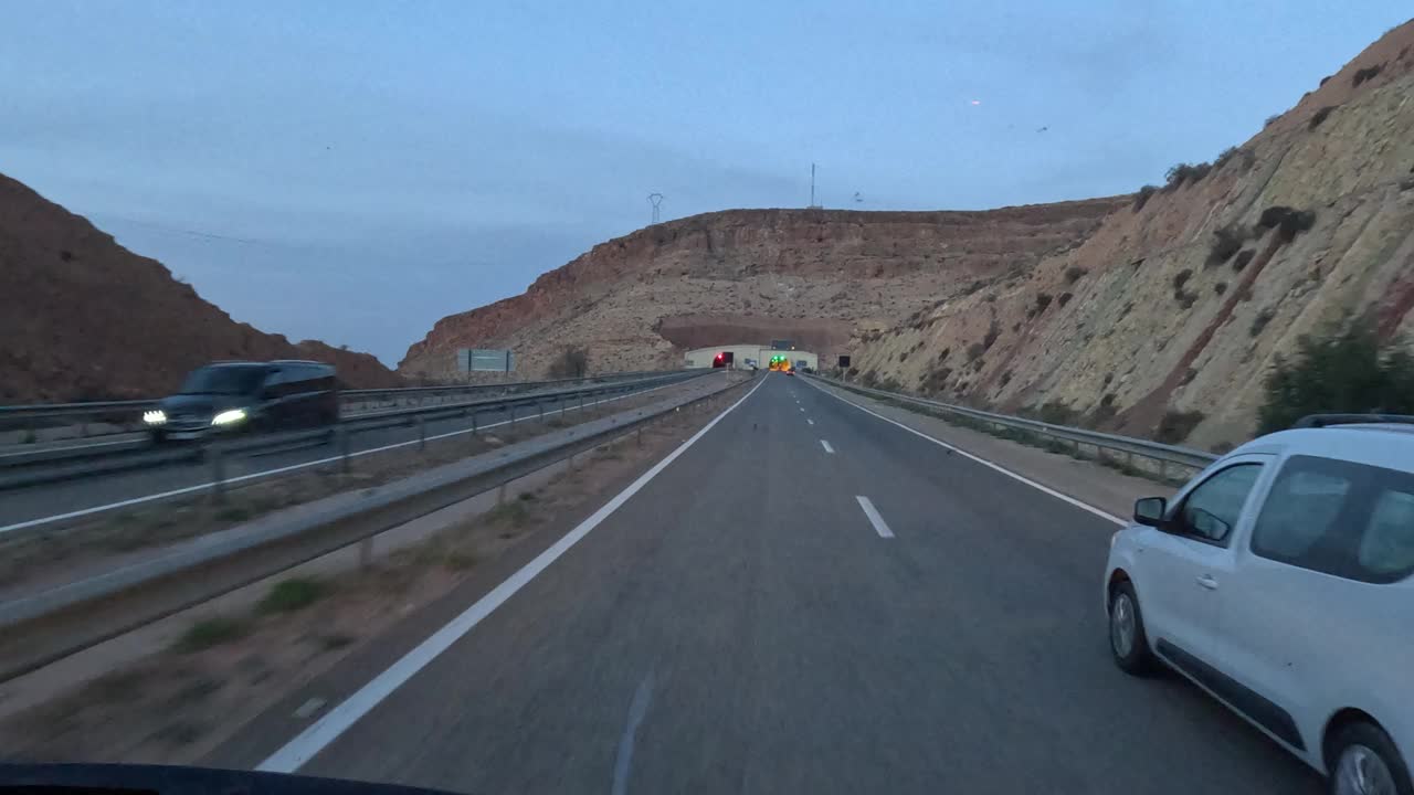巴士穿越位于阿加迪尔和马拉喀什之间的公路隧道。