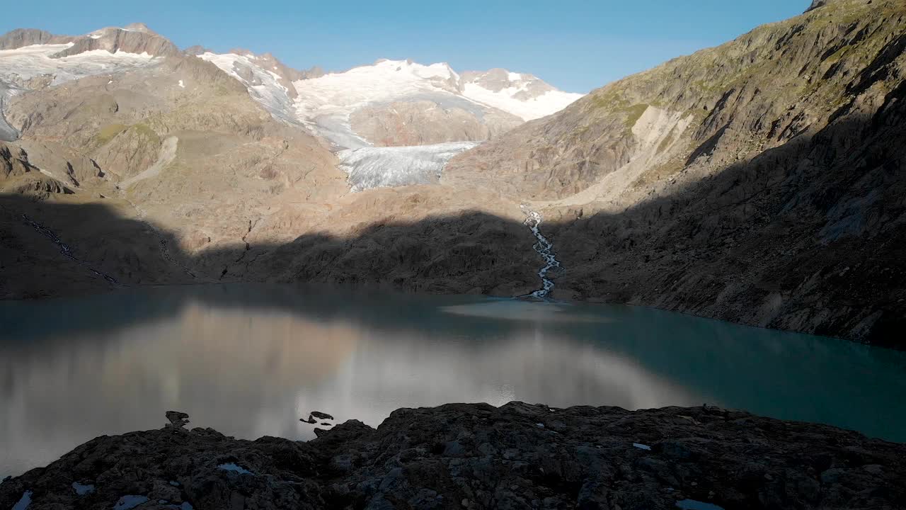 瑞士阿尔卑斯山伯尔尼高地地区的高利冰川鸟瞰图，日出阴影下的冰川湖。