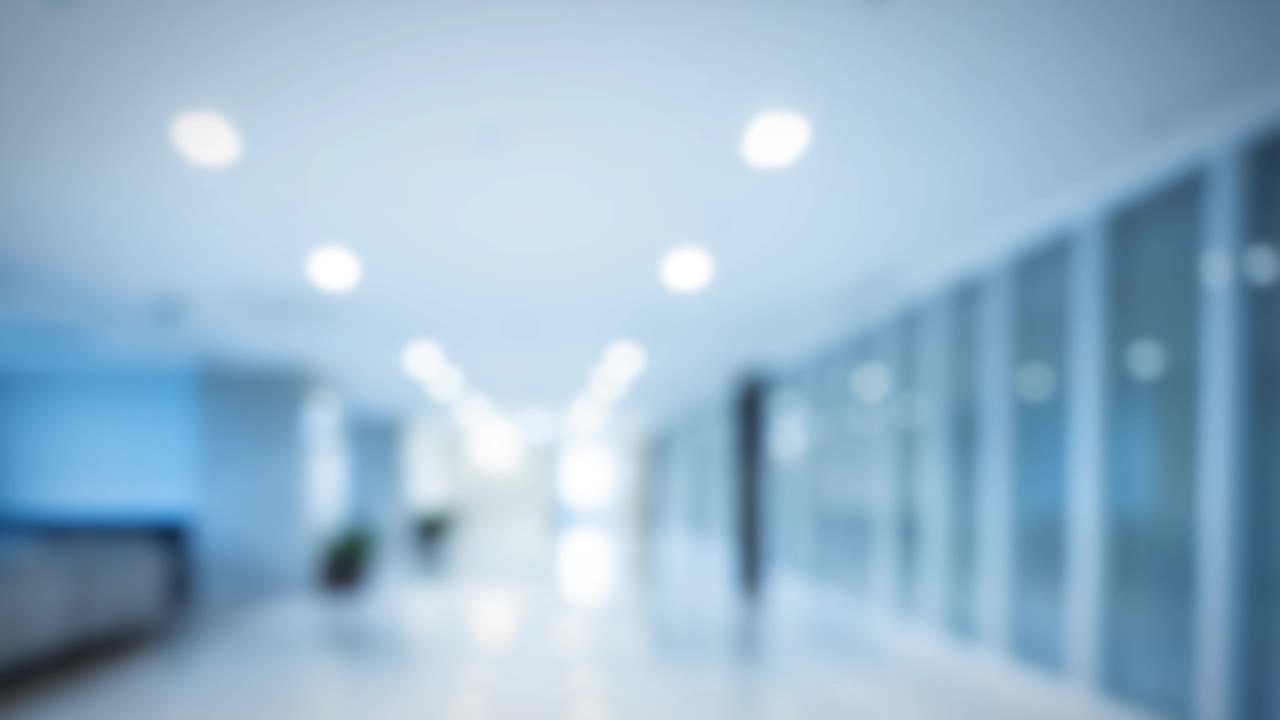 商务邮件通知弹出在男子手中的手机屏幕在公司办公室模糊的背景。电子邮件和通信概念。特写镜头