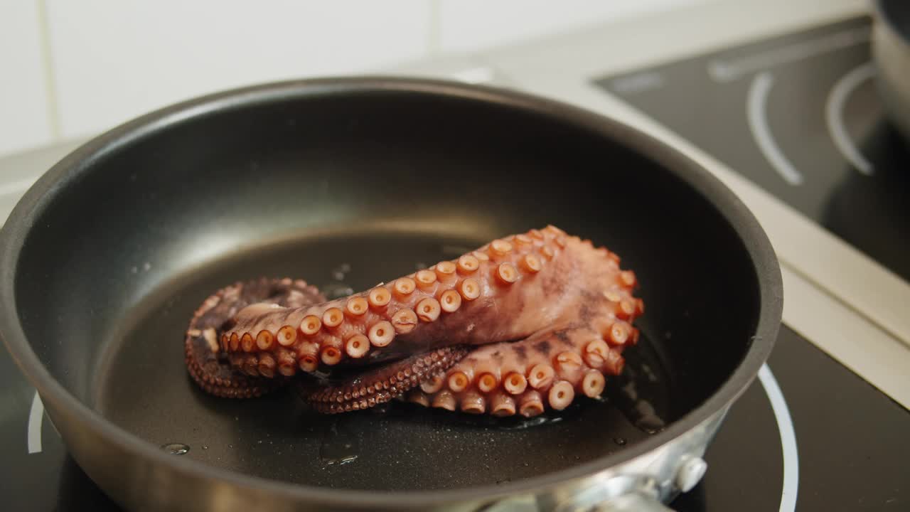厨师烹饪章鱼，日本料理，人用沸水烧烤海鲜，生鲜鱼寿司生鱼片，水煮蒸章鱼，地中海餐厅，西班牙厨房。