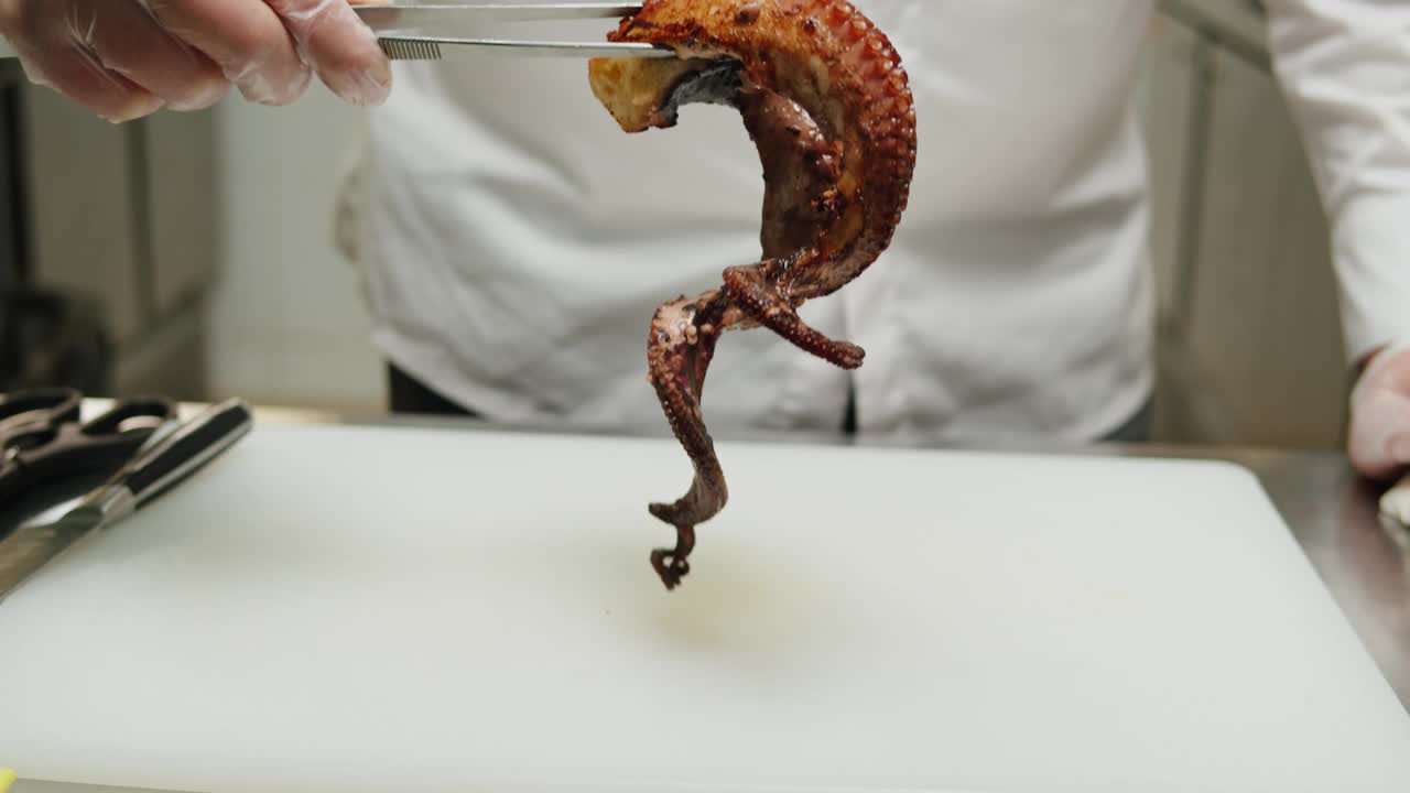 厨师烹饪烤章鱼、日式料理、人用沸水烧烤海鲜、生鲜鱼作寿司生鱼片、水煮蒸章鱼、地中海餐厅、西班牙厨房。
