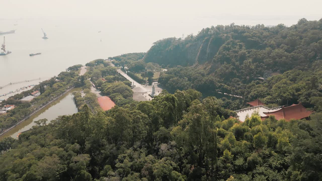 在南沙天后宫上空，用我们迷人的无人机拍摄女神雕像和天后广场的宁静之美，传统与灵性的完美结合。