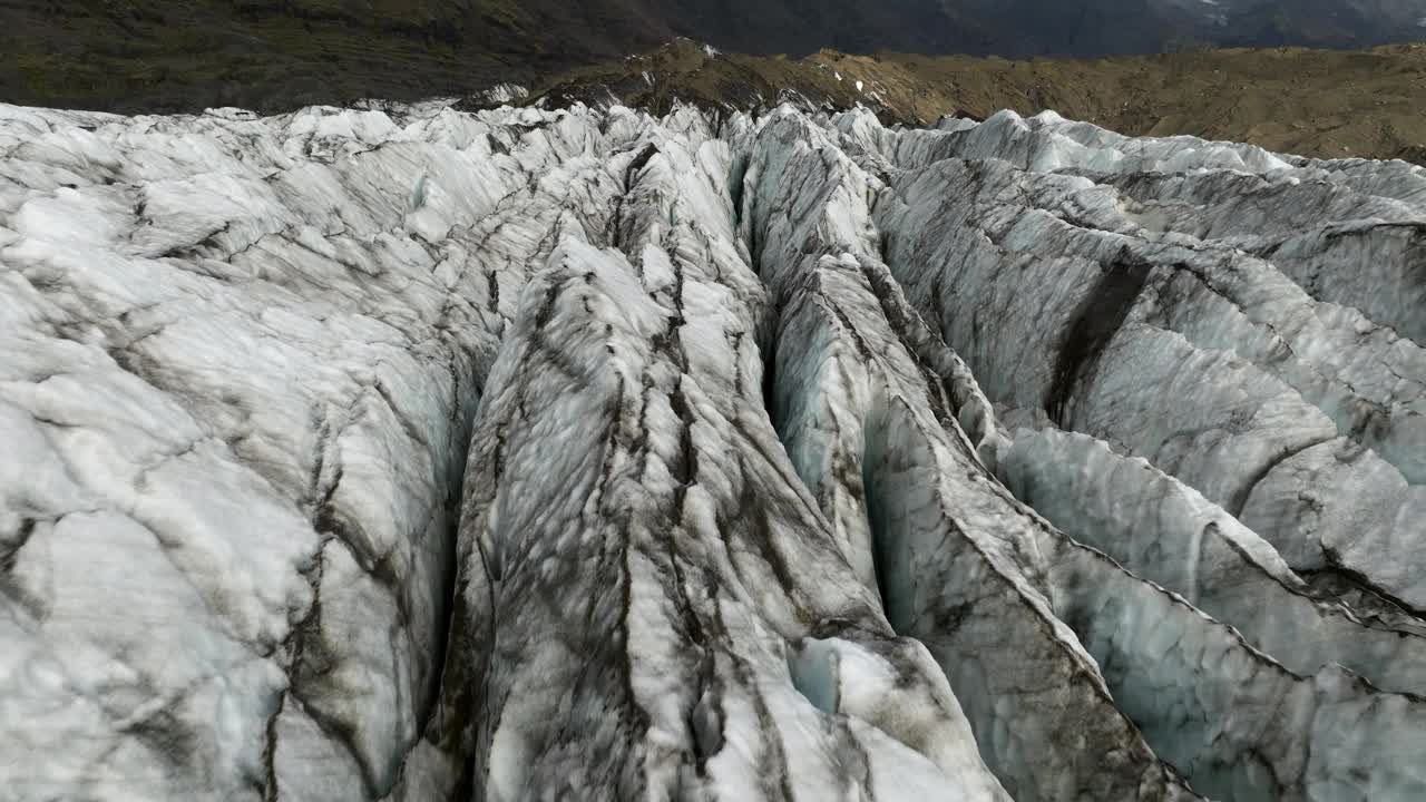 冰岛Vatnajokull国家公园的Svinafellsjokull冰川的纹理。空中特写镜头