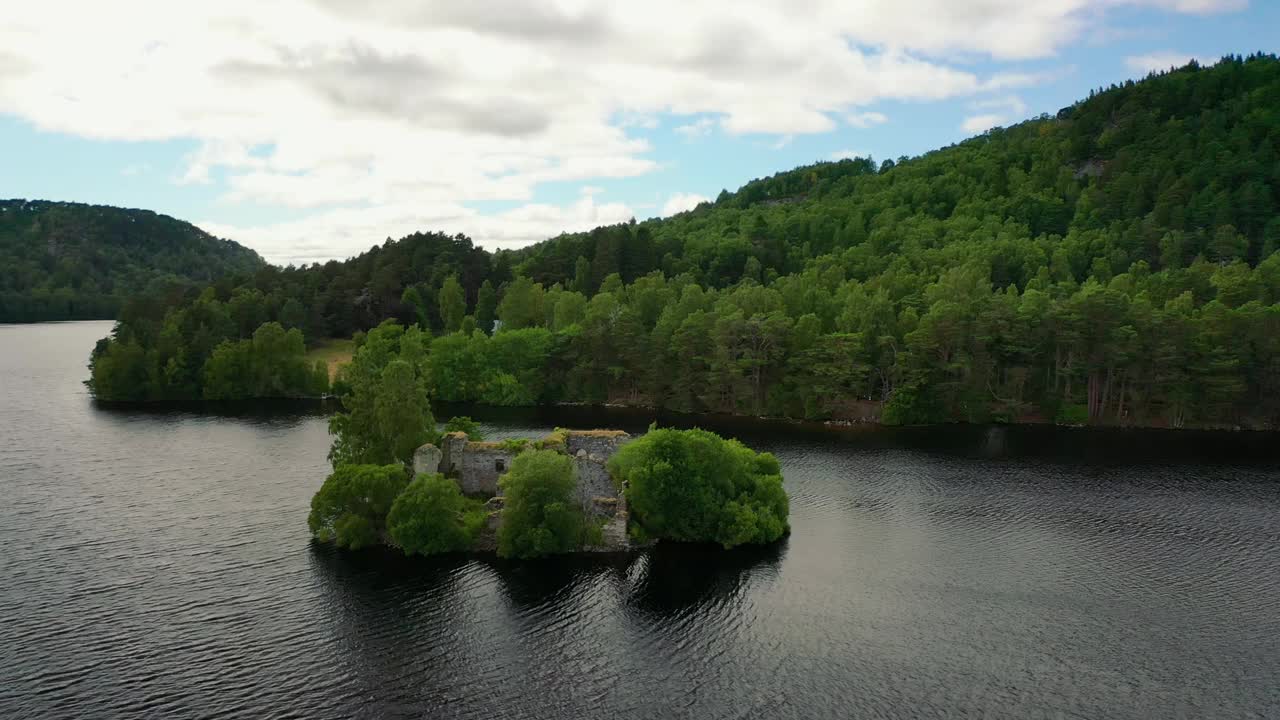 阿维莫尔的心:飞越安爱林湖和城堡废墟-苏格兰高地的宁静