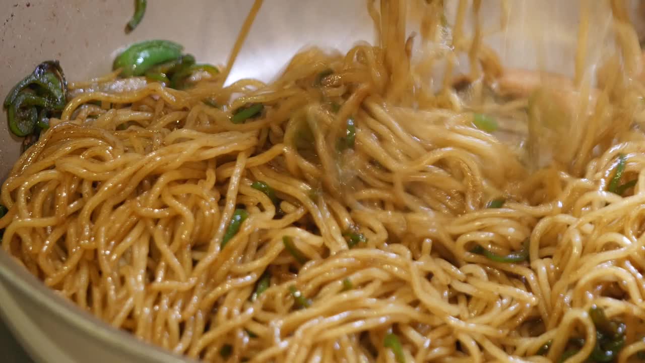 日本Yakisoba。一个炒辣椒、姜和香肠的视频。