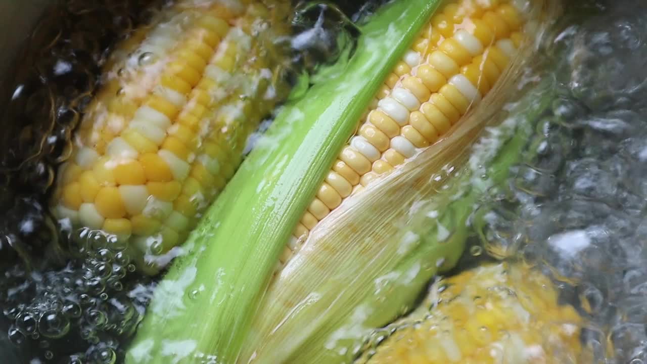 在火锅里煮的甜玉米