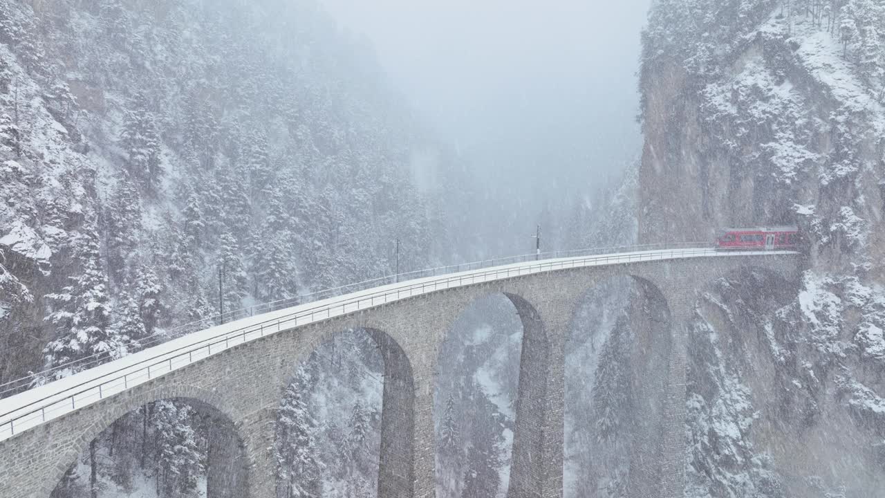 瑞士冰雪冬季的Landwasser高架桥与冰川和berina高速公路。