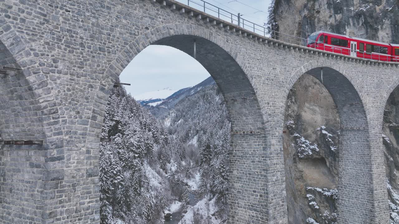 瑞士冰雪冬季的Landwasser高架桥与冰川和berina高速公路。