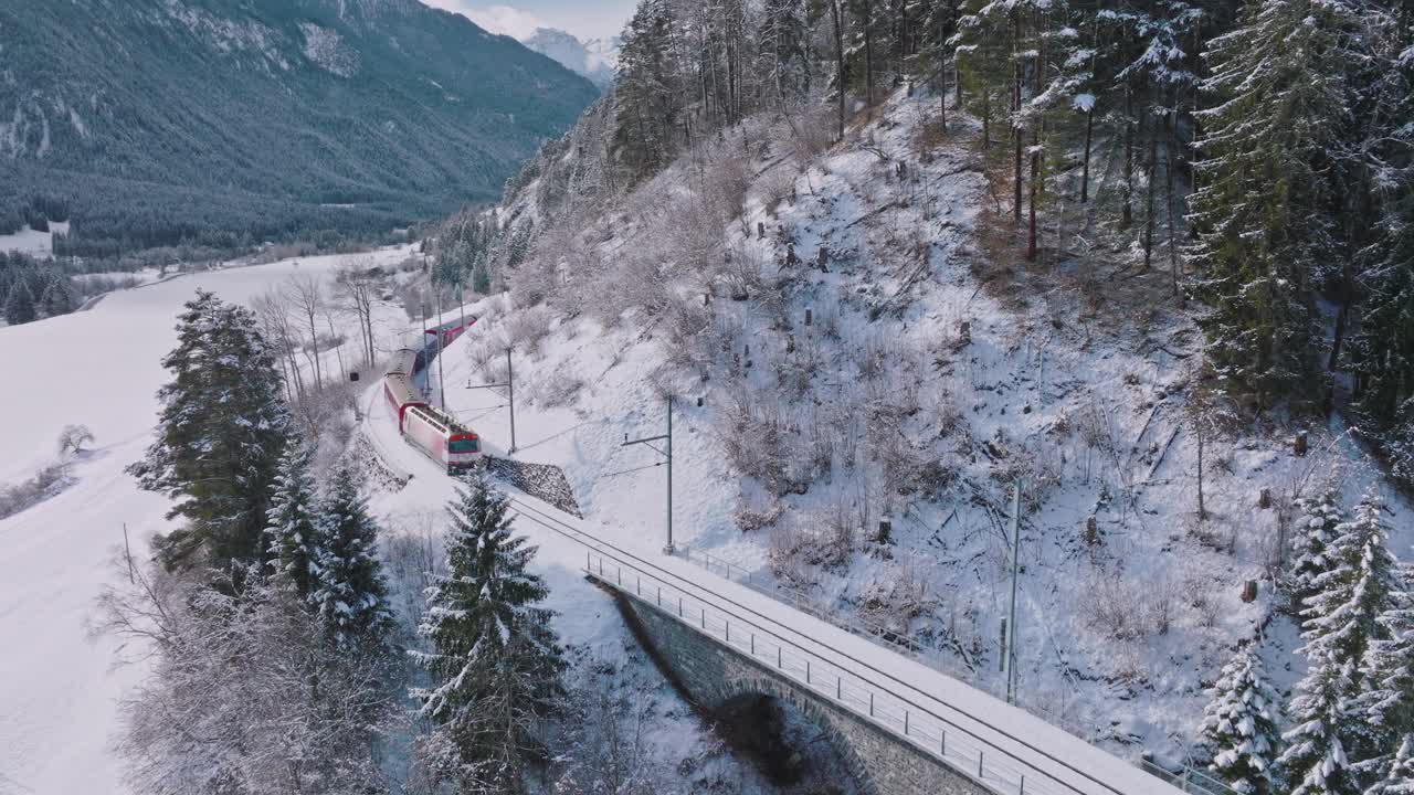 瑞士冰雪冬季的Landwasser高架桥与冰川和berina高速公路。