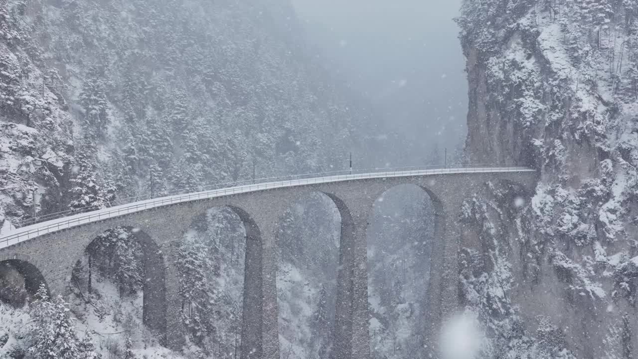 空中Landwasser高架桥冰川和伯尔尼纳在冬季下雪。