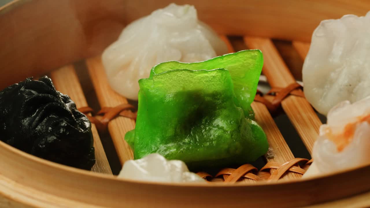 蒸锅上的各色点心特写特写。热气腾腾的技术。中国的甜点。点心配虾、鱼和肉。