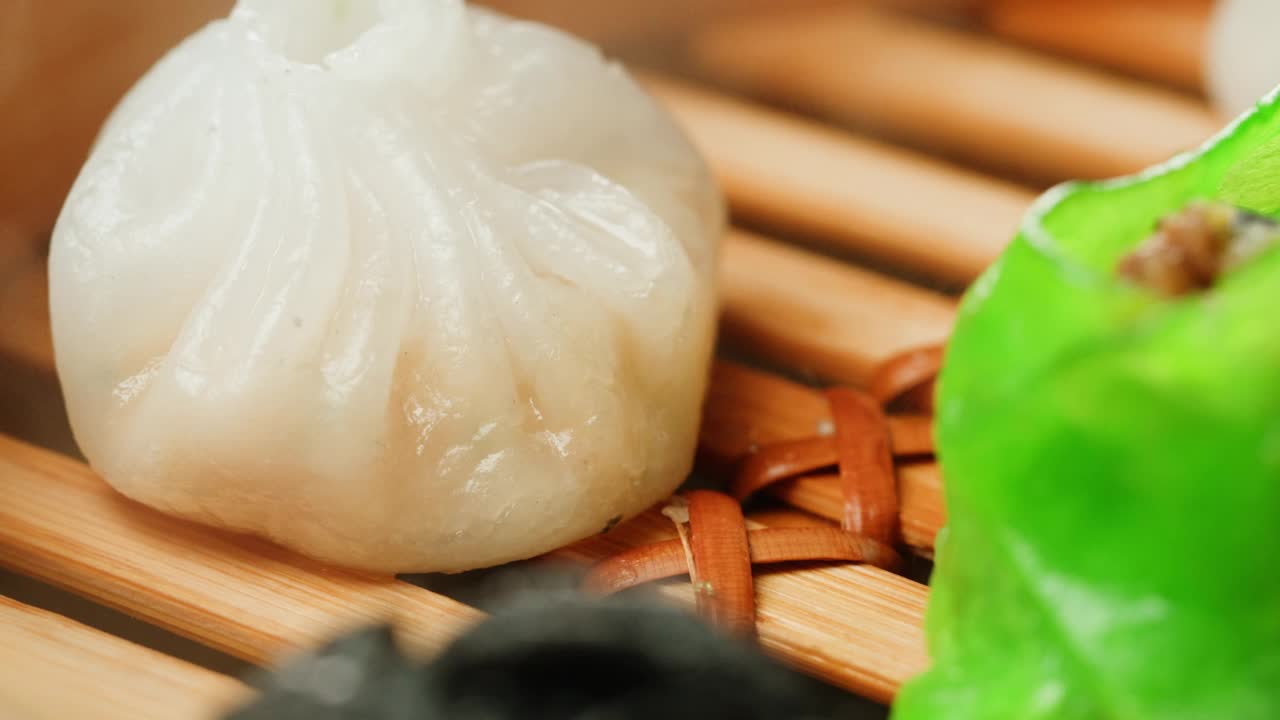 蒸锅上的各色点心特写特写。热气腾腾的技术。中国的甜点。点心配虾、鱼和肉。