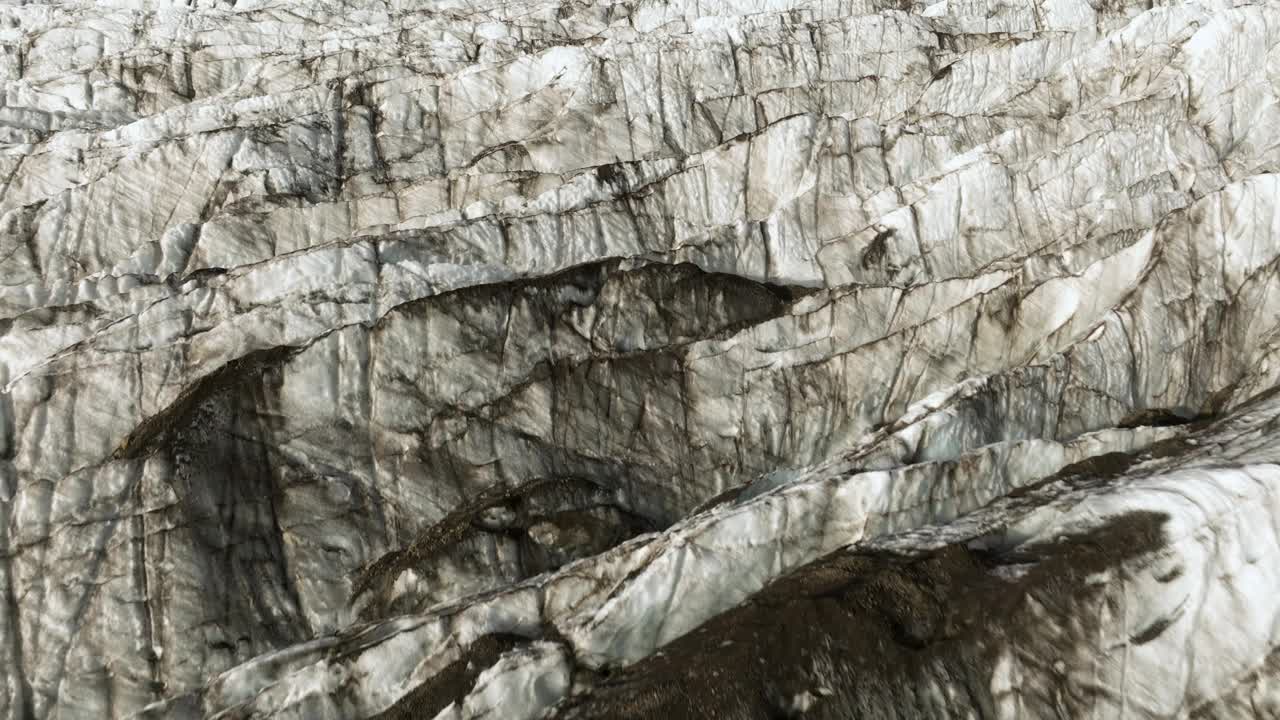 冰岛Vatnajökull国家公园的冰川景观Svínafellsjökull。空中特写