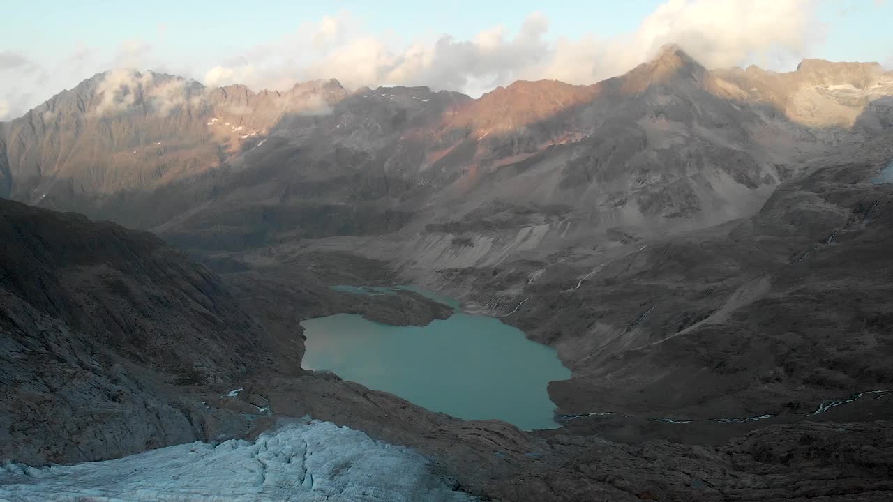 高利冰川鸟瞰图，位于瑞士阿尔卑斯山脉伯尔尼高地地区，从冰川湖向日落时的冰和裂缝倾斜。