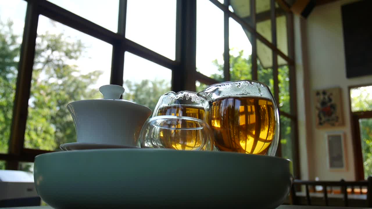 玻璃杯和茶壶中的红茶，一杯新鲜冲泡的红茶，逸出蒸汽