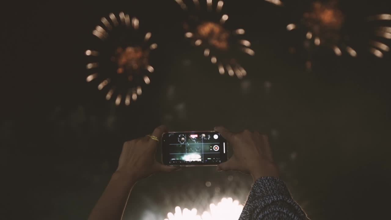 除夕夜，烟花表演，烟花，城市，户外晚会，新年，活动，新年快乐，人，圣诞，快乐，新年，2024