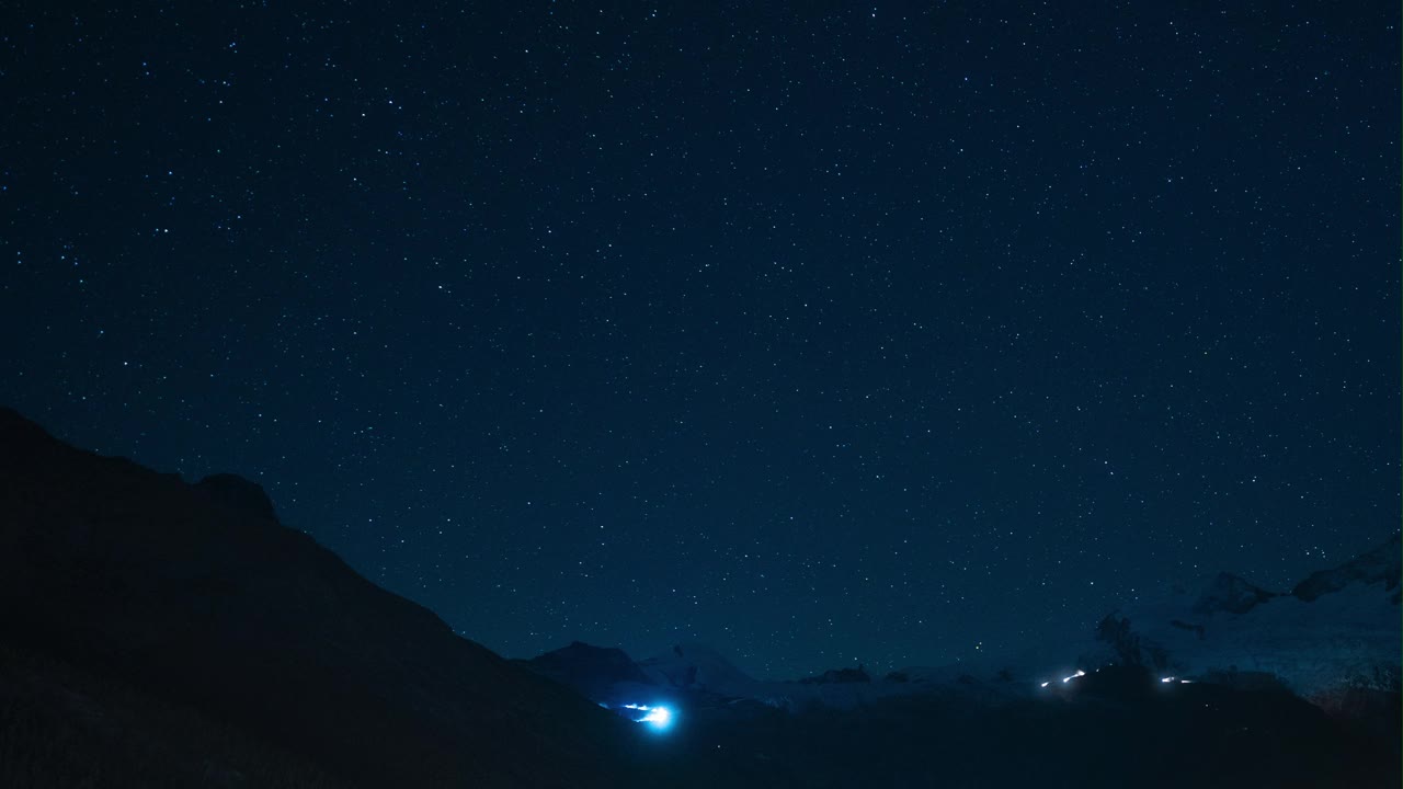 电影瑞士萨斯费冰川格莱彻星延时山银河雪使猫轨道美容灯上下的高峰令人惊叹清澈的深蓝夜空令人惊叹仍然