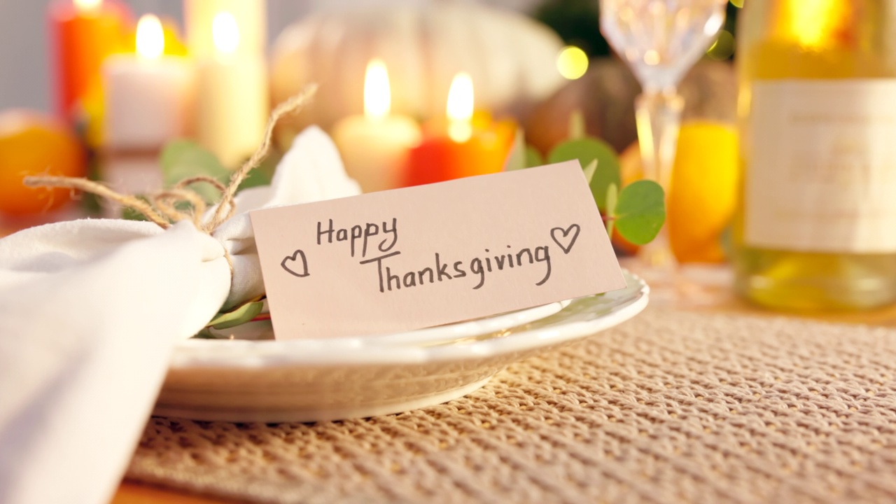 詳情圖-感恩節(jié)快樂(lè)，節(jié)日慶祝晚餐，公寓關(guān)懷和活動(dòng)的禮品卡和餐桌裝飾。餐盤(pán)，餐巾紙和酒杯，用于聚會(huì)準(zhǔn)備和家庭午餐