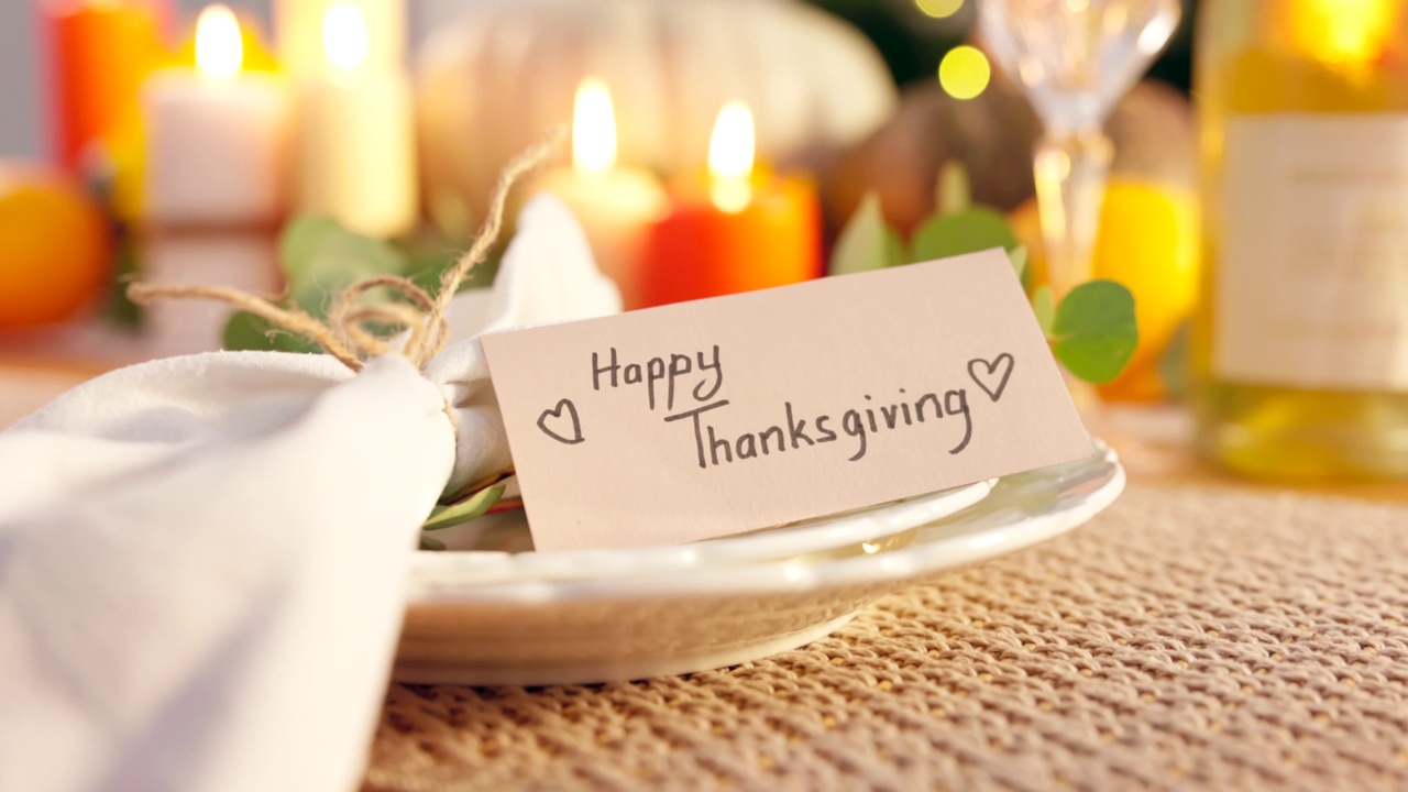 詳情圖-感恩節(jié)快樂(lè)，節(jié)日慶祝晚餐，公寓關(guān)懷和活動(dòng)的禮品卡和餐桌裝飾。餐盤(pán)，餐巾紙和酒杯，用于聚會(huì)準(zhǔn)備和家庭午餐