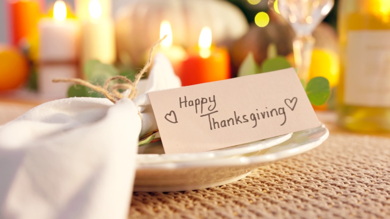 詳情圖-感恩節(jié)快樂(lè)，節(jié)日慶祝晚餐，公寓關(guān)懷和活動(dòng)的禮品卡和餐桌裝飾。餐盤(pán)，餐巾紙和酒杯，用于聚會(huì)準(zhǔn)備和家庭午餐
