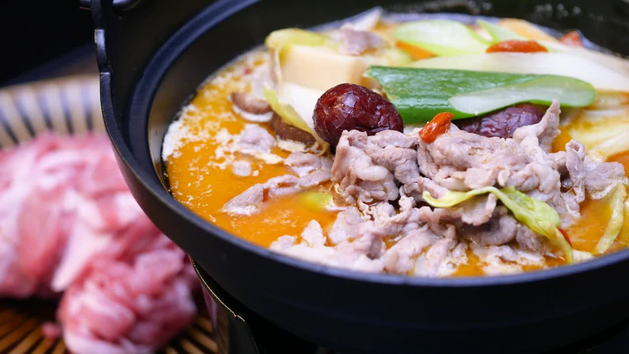 中国麻辣火锅。一个炖蔬菜和羊肉的视频。