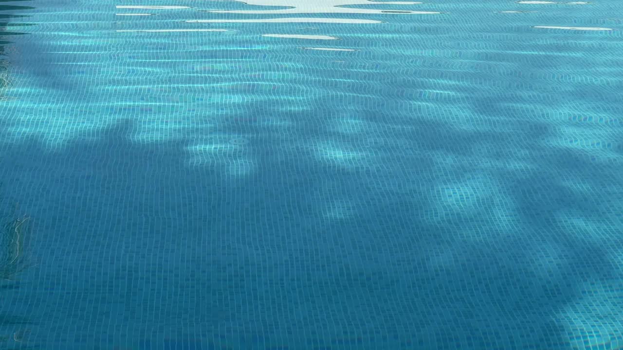 泳池水作为暑假背景，晶莹的蓝色质感，夏日与旅行的灵感，慢动作