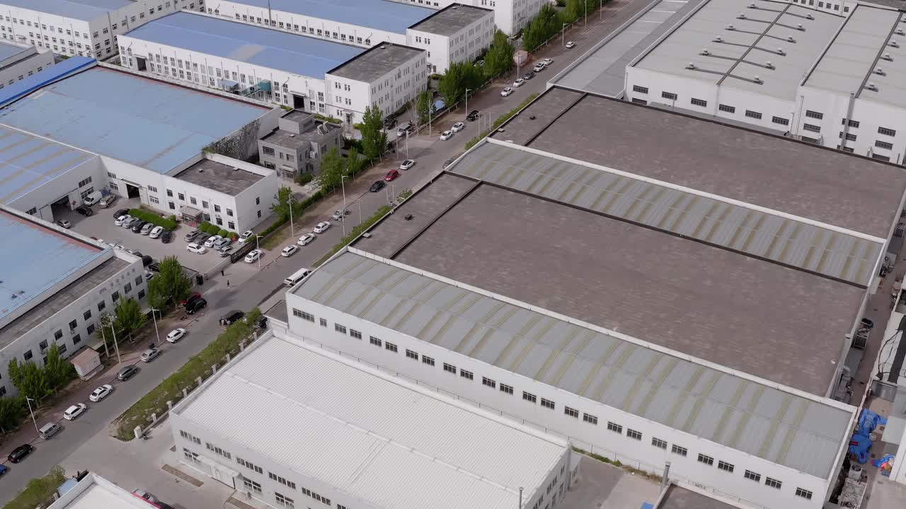 中国经济正在蓬勃发展，为其提供支持的庞大工厂网络和开发区证明了这一点。这是一段4K电影级无人机镜头。