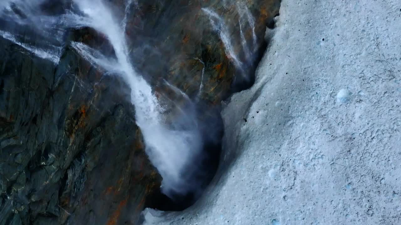 瀑布和费拉里亚冰川在Valmalenco，桑德里奥，意大利。天线由上而下的